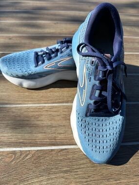 Brooks Women’s Light Blue & Navy Running Sneakers size 8